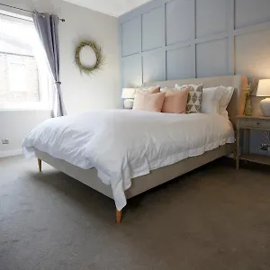 https://the-bishy-by-chateau-anna-york-city-centre-free-parking.yorkshirehotels.net